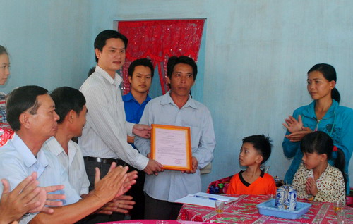 Anh Bùi Văn Chiều – Phó Bí thư Tỉnh đoàn, Chủ tịch Hội LHTN tỉnh trao quyết định bàn giao nhà